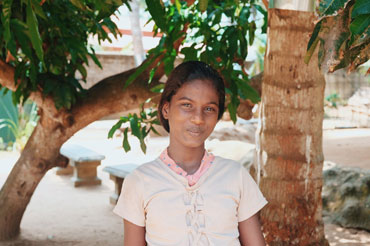 Sithumi Kawashallya erkundet gemeinsam mit ihrer Schwester neugierig das Leben im Angels Home und findet Schritt f&uuml;r Schritt Sicherheit und neue Freundschaften.
