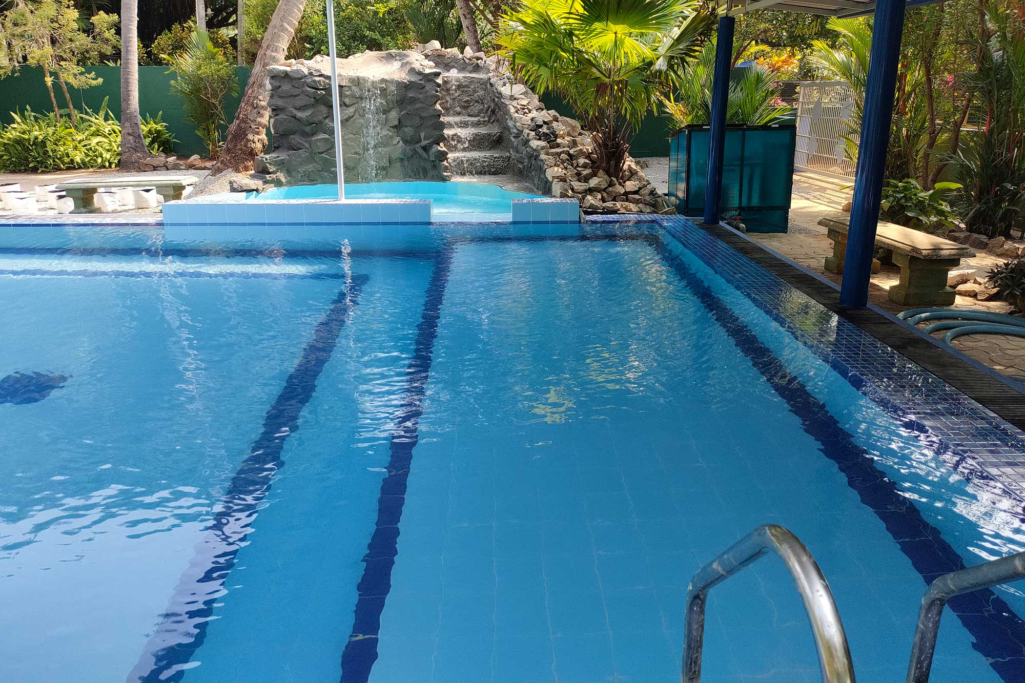 &bdquo;Der fertiggestellte Pool im Angels Home mit klarem Wasser und Ruhebereich f&uuml;r den Schwimmunterricht der Kinder.&ldquo;