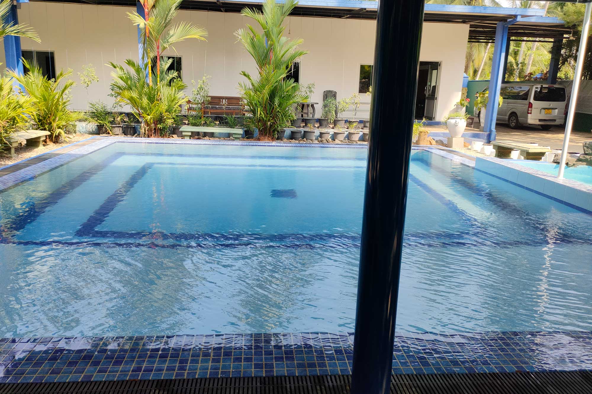 Blick &uuml;ber das neue Schwimmbecken im Innenhof des Angels Home, bereit f&uuml;r die ersten Schwimmstunden