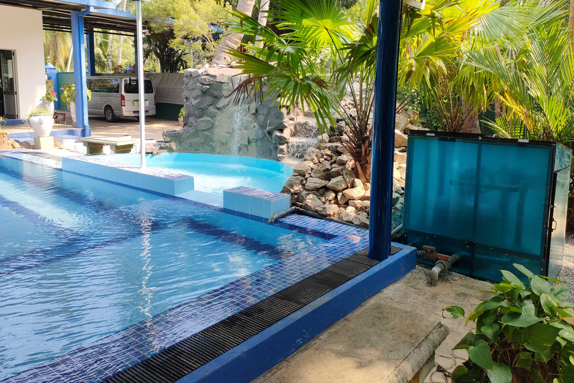 Wasserfall und flacher Einstiegsbereich des neuen Pools im Angels Home, sicher gestaltet f&uuml;r Kinder