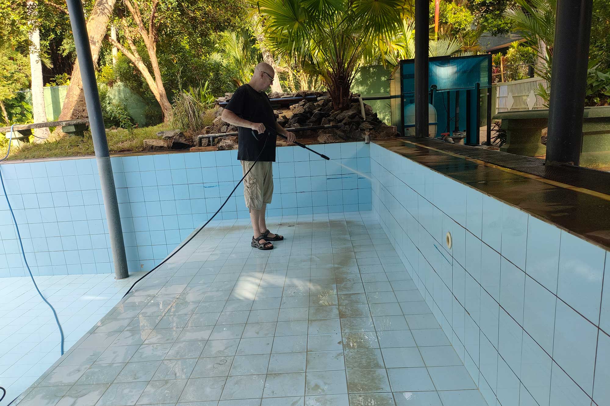 Abgenutzte Poolstruktur vor dem Neubau