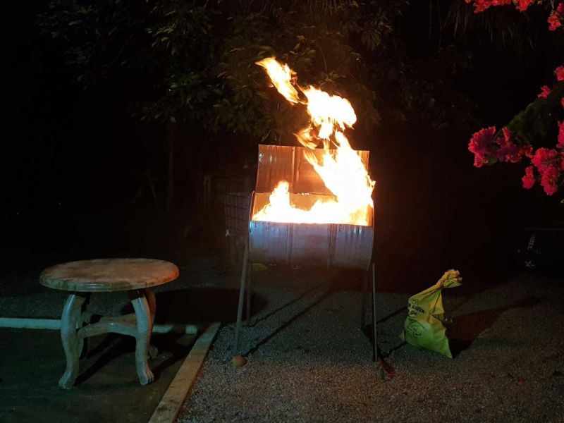 Aus einem alten Metallfass hat Frank sich seinen eigenen Weber-Grill gebaut... ;-)