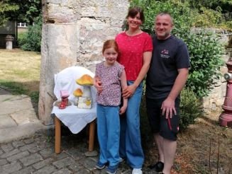 Tilly mit ihren stolzen Eltern