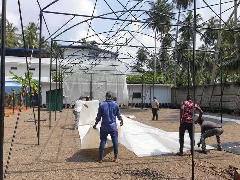 Die erste Bahnen Folie wird befestigt