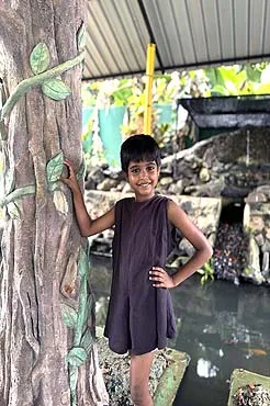 Chalani aus dem Angels Home spielt lachend im Garten &ndash; aktives M&auml;dchen in Sri Lanka mit Freude an Bewegung und Bildung