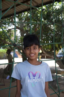 Maduwanthi liebt Tanzen, Bewegung und gemeinsame Spiele und bringt mit ihrer temperamentvollen Art viel Energie ins Angels Home.