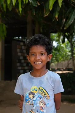 Hirushi findet im Angels Home langsam mehr Sicherheit und geniesst die gemeinsamen Spiele mit den anderen Kindern.