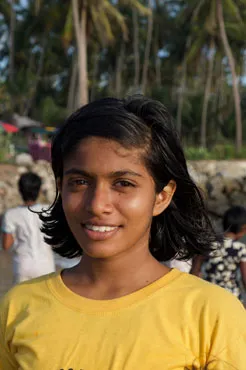 Lakshika verbindet Lernfreude, Tanz und Fürsorge und kümmert sich im Alltag besonders liebevoll um ihre kleine Schwester.