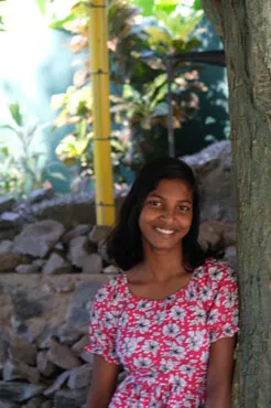 Shanika bringt mit ihrer lauten, fröhlichen Art viel Leben ins Angels Home und liebt Musik, Fotos und gemeinsame Zeit mit den anderen Mädchen.