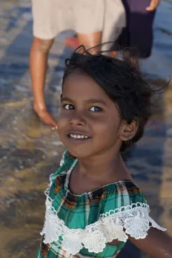 Shehani liebt Schreiben, Schwimmen und lustige Ideen und sorgt als jüngstes Mädchen im Angels Home oft für viele fröhliche Momente.