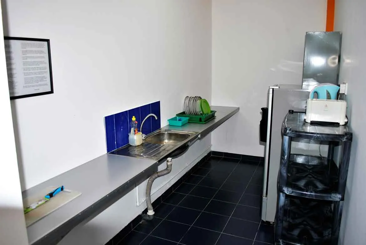Freiwilligenwohnung im Angels Home. Kleine K&uuml;che