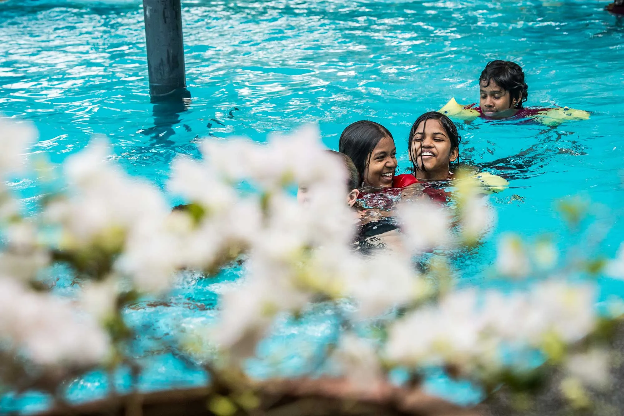 M&auml;dchen &uuml;ben gemeinsam das Schwimmen im Pool des Angels Home