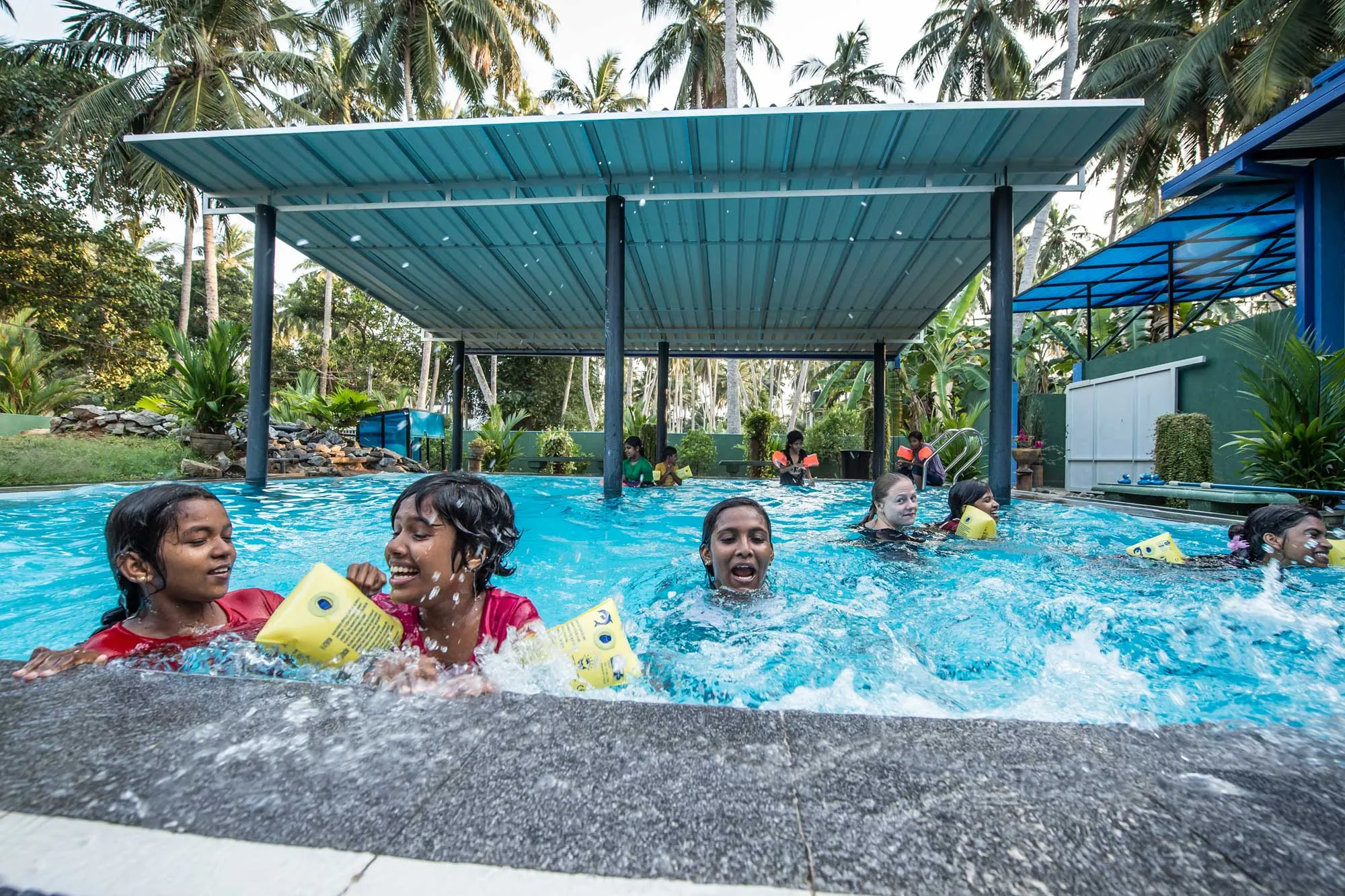 Fr&ouml;hlicher Moment beim Schwimmen im Pool