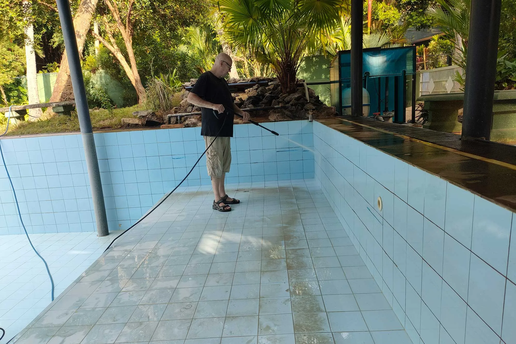 Abgenutzte Poolstruktur vor dem Neubau