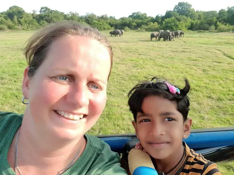 Die kleine Mayomi und ich bei der Jeep Safari.