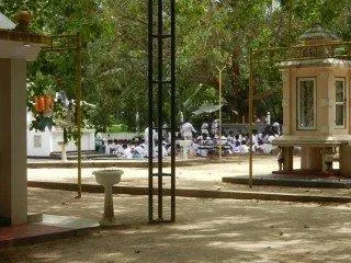 Die M&auml;dchen bei ihrem Unterricht im Tempel