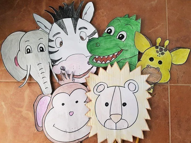 Gebastelte Masken f&uuml;r unsere Dschungeltiere