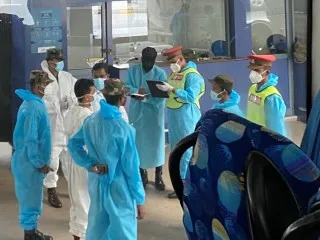 Vom Milit&auml;r am Flughafen empfangen