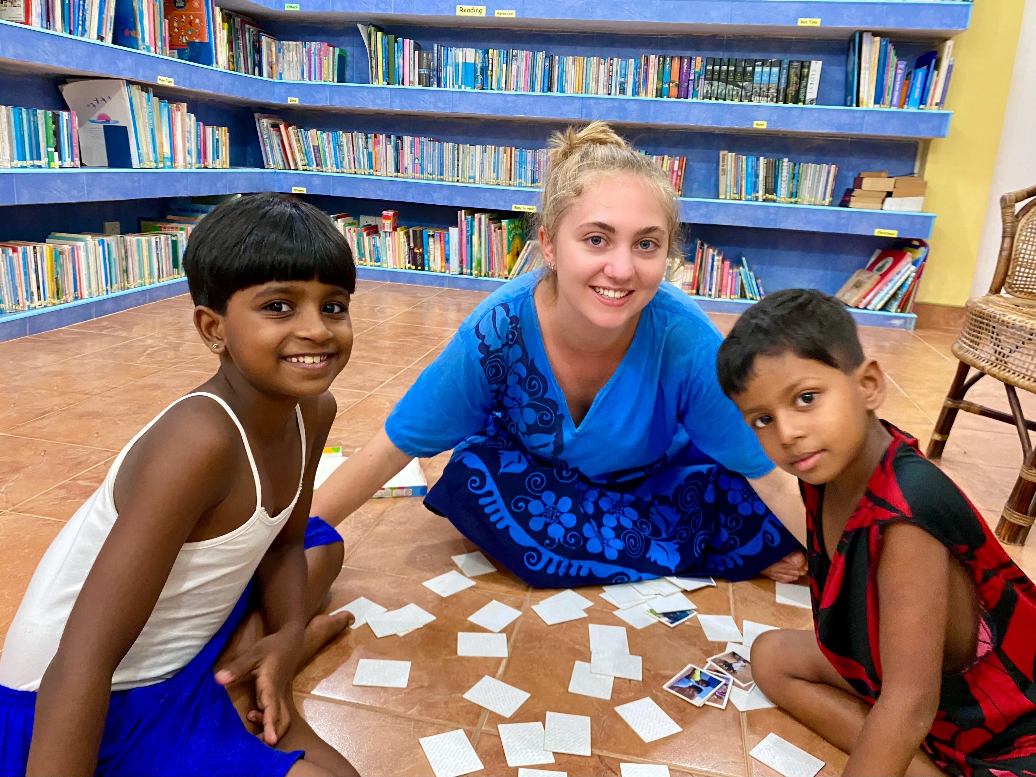 Memory spielen in der Bibliothek
