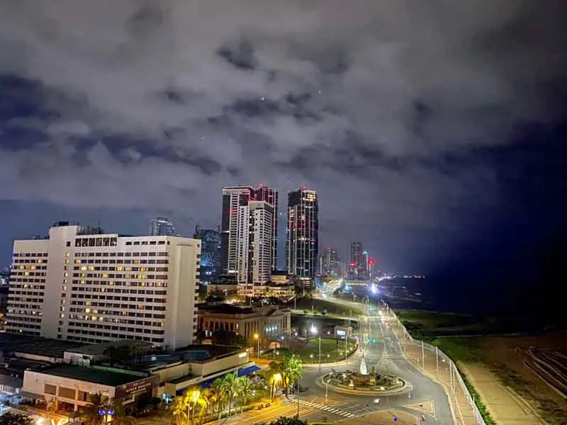 Sch&ouml;ne Aussicht &uuml;ber Colombo bei Nacht.