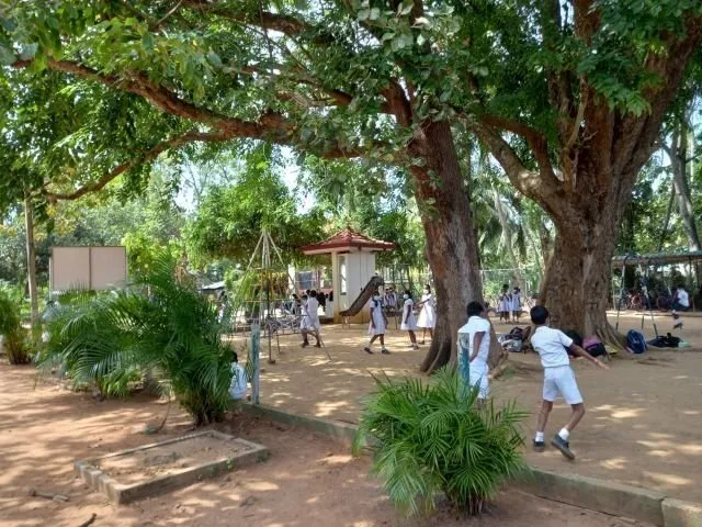 Spielplatz auf dem gro&szlig;en Schulgel&auml;nde