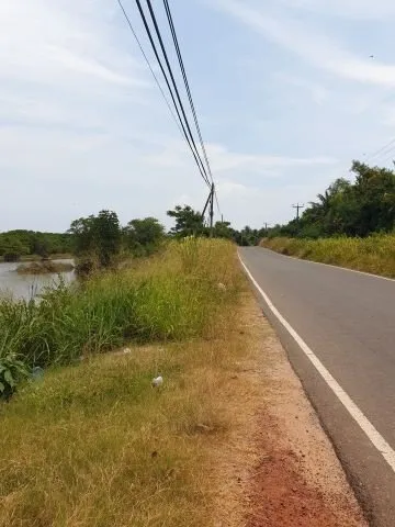 Die Stra&szlig;e um den See