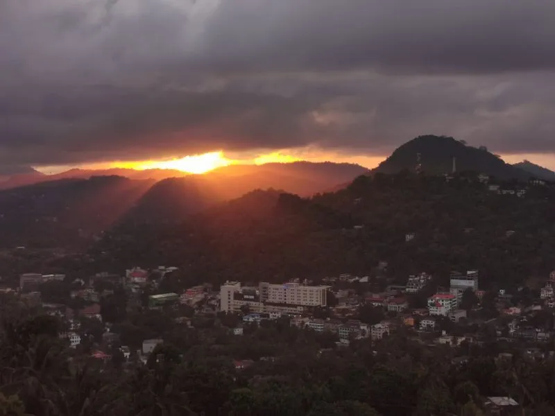 Ein Sonnenuntergang &uuml;ber den Bergen als Belohnung.