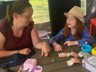 Gemeinsam z&auml;hlen Tilly und ich noch einmal das Geld.