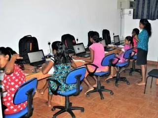 Computerunterricht f&uuml;r 5 M&auml;dchen