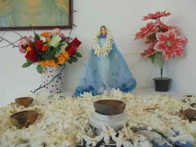 Die Marienstatue ist auf dem Altar angekommen