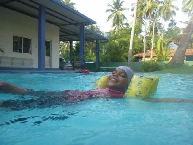Man sieht das M&auml;dchen Vishmika, die sich auf dem Wasser treiben l&auml;sst.