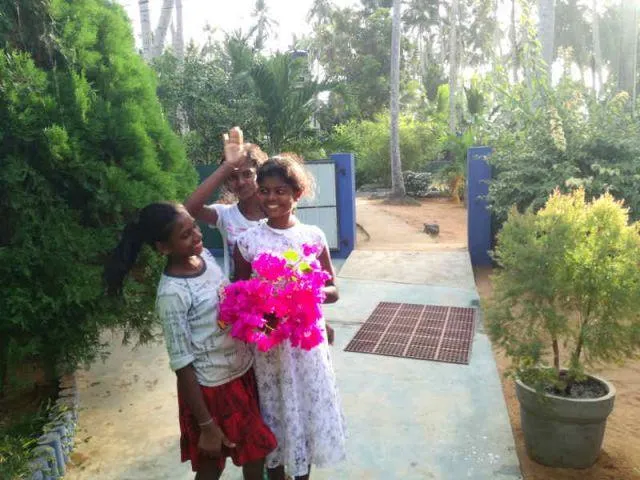 Man sieht Madumali, Subashini und Maduwanthi mit Blumen in der Hand