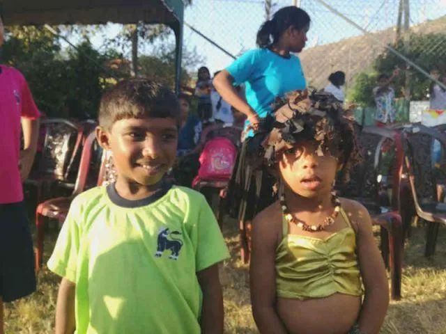 Man sieht Aruni und ihren kleinen Bruder nebeneinander stehen.