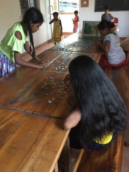 Die M&auml;dchen hatten von Anfang an Spa&szlig; am Puzzeln