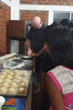 Hier zeige ich den M&auml;dchen wie man Pizzateig herstellt und ihn dann ausrollt.