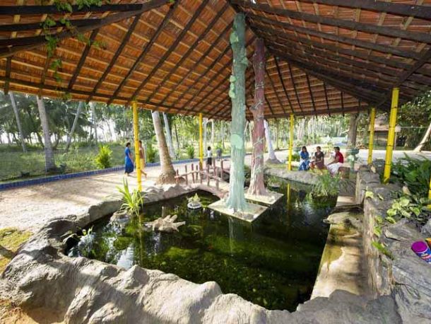 Ein Gartenteich lädt ein zum Verweilen und Ausruhen.