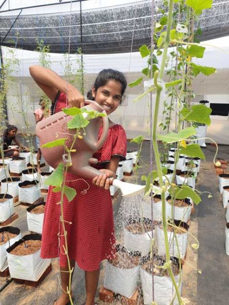 Ist f&uuml;r die gute Laune zust&auml;ndig, was sie alleine mit ihrer rauen Stimme schafft. Da muss man einfach lachen!