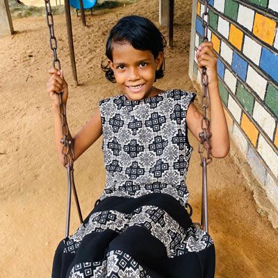 Amadhi beim Malen – konzentriert und voller neuer Hoffnung