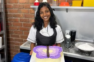 Asiatische Palmenzibetkatze unter dem Dach eines Hauses im Angels Home in Sri Lanka