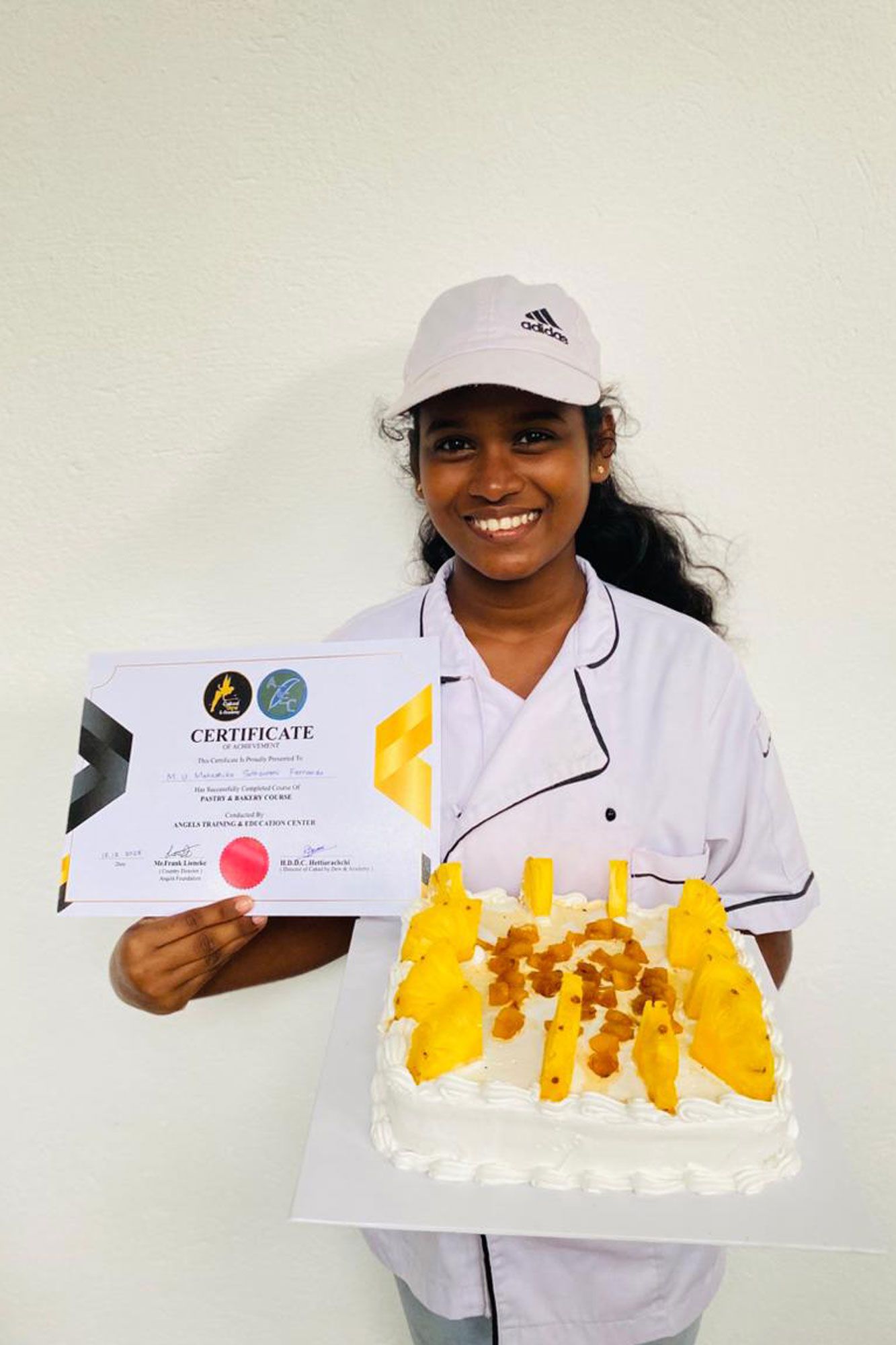 Mahesika mitdem Zertifikat und ihrem Kuchen