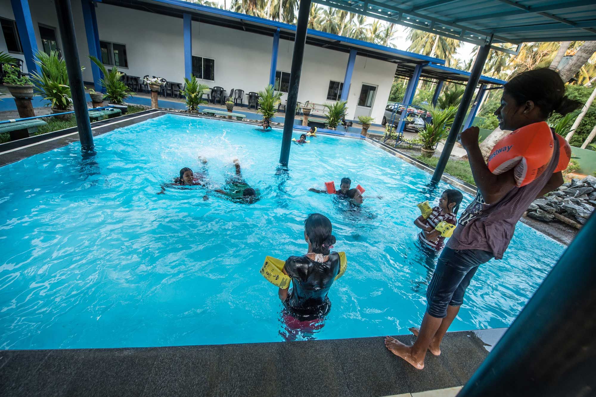 Konzentrierter Schwimmunterricht im Pool