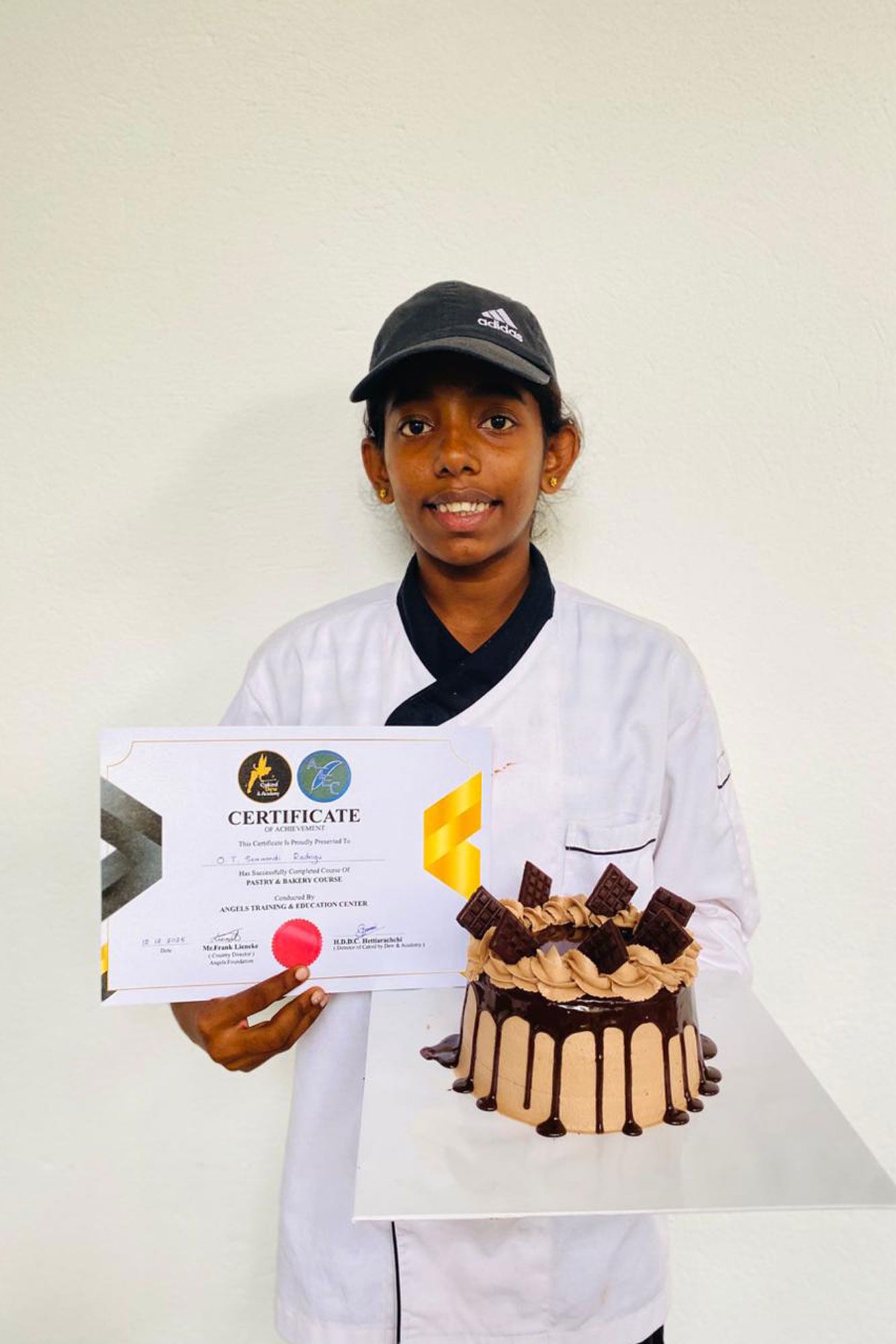 Ostin mitdem Zertifikat und ihrem Kuchen