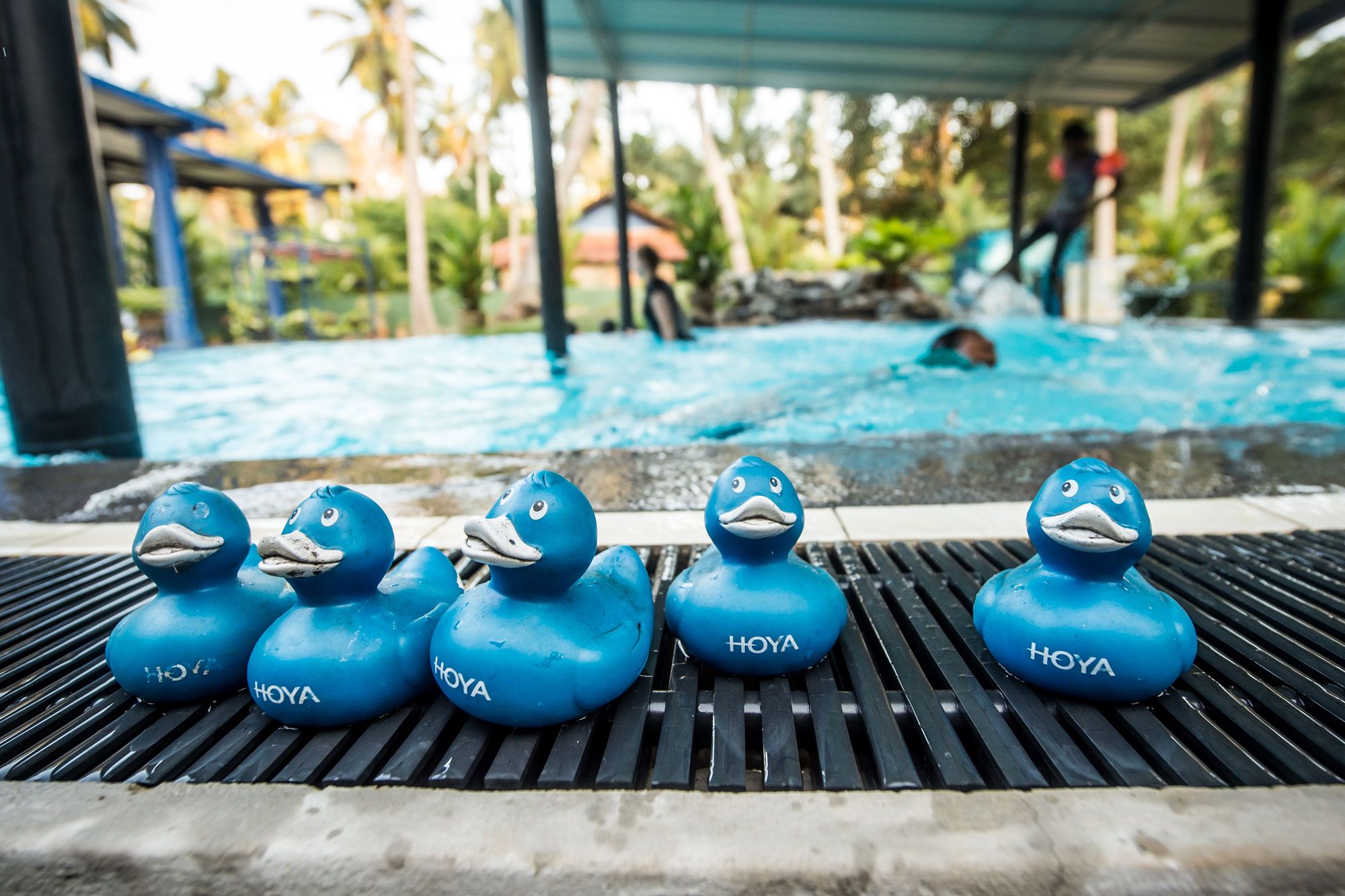 Betreuung beim Schwimmenlernen im Kinderheim