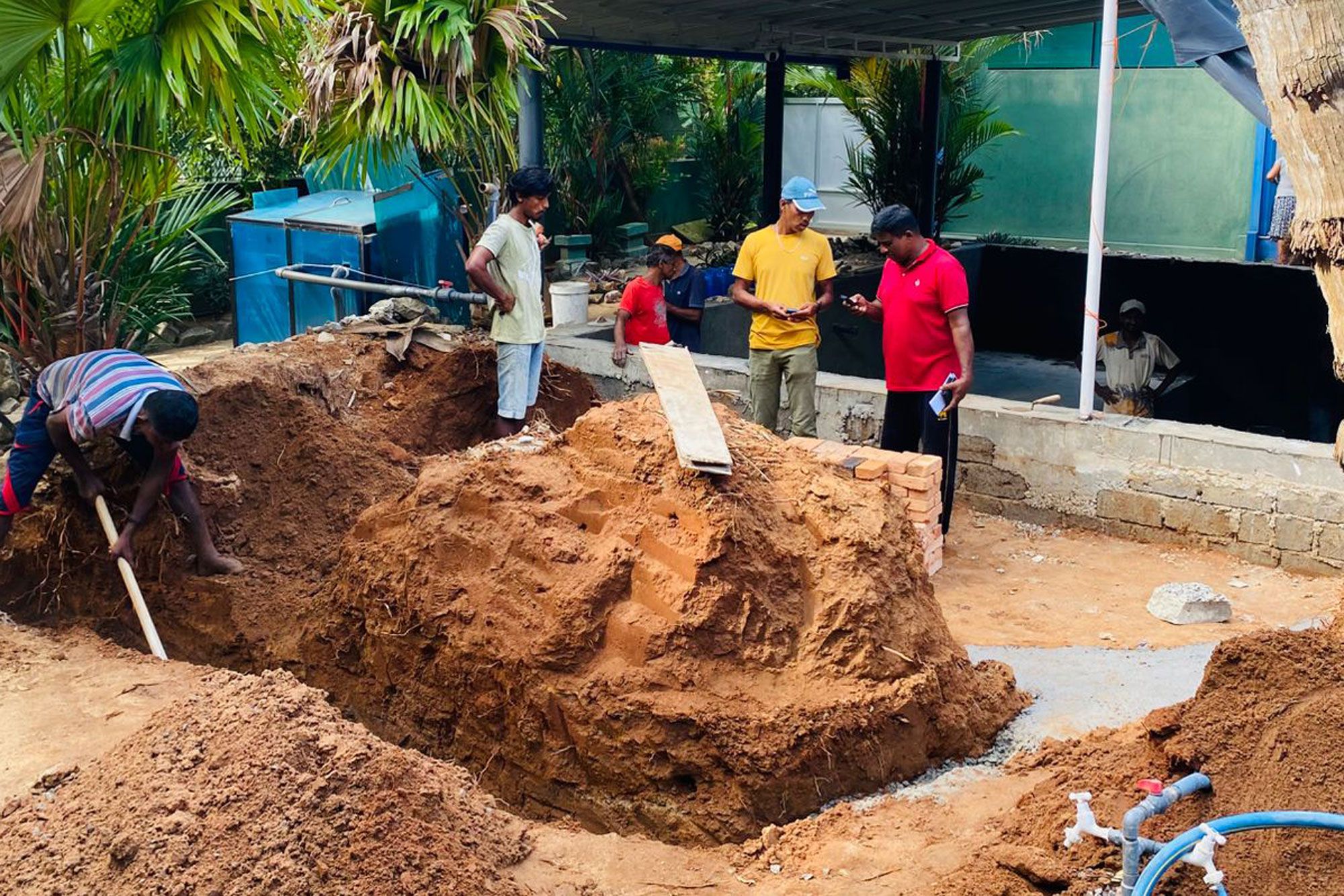 Bauarbeiten am Wasserfall des neuen Pools