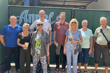 Besuchergruppe im Angels Home während eines gemeinsamen Treffens mit Gesprächen, Fragen und herzlichen Begegnungen.