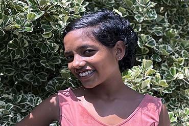 Theekshana – ruhig, kreativ und voller stiller Stärke, mit einer besonderen Liebe zu ihrer Schwester und zur Natur.