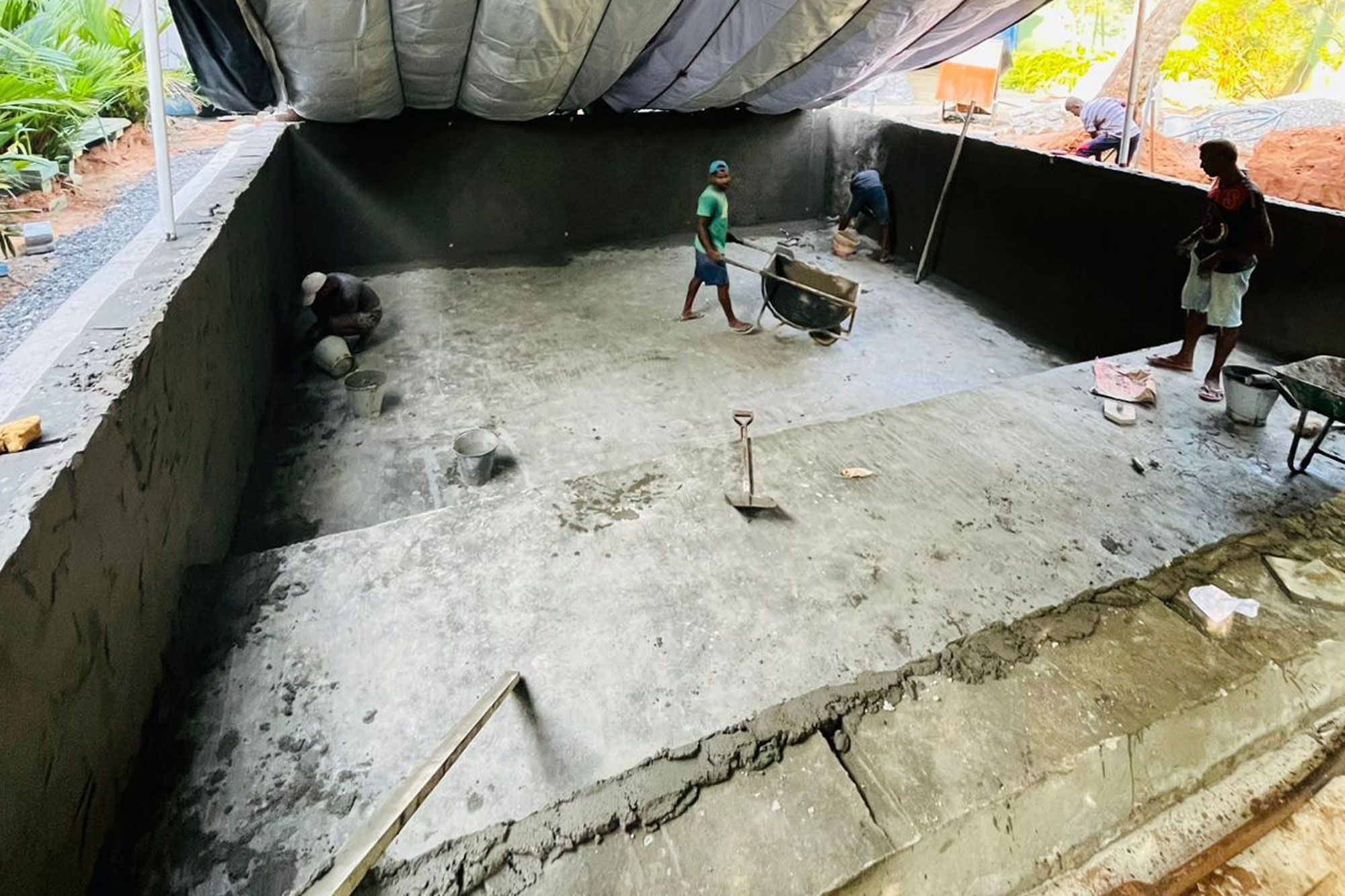 Betonumrandung des neuen Swimmingpools