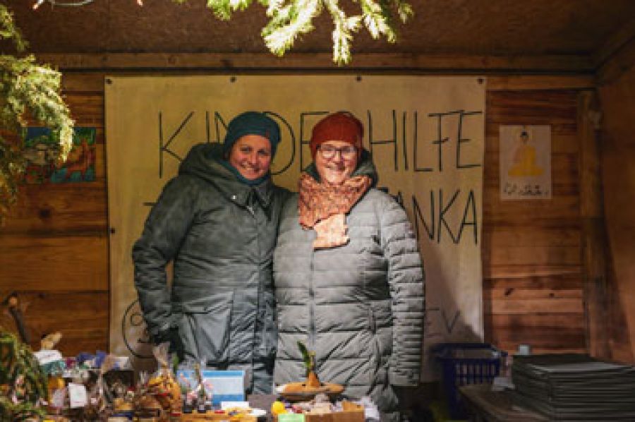 Julia Fischer und Andrea Bode am Stand des Meininger Weihnachtswaldes mit selbstgemachten Produkten zugunsten des Angels Home for Children in Sri Lanka