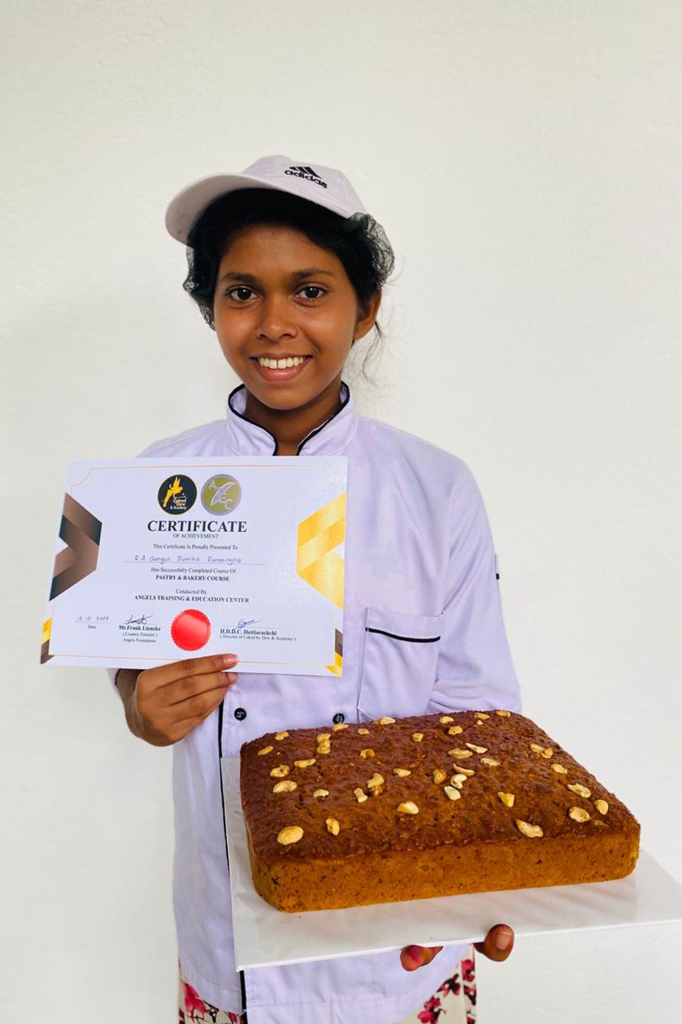 Ganguli mit Zertifikat und Kuchen