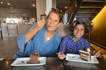 Gabi und Benno verbringen einen gemeinsamen Tag mit ihrem Patenkind Dinithi am Strand, geprägt von Nähe, Lachen und gemeinsamen Momenten.